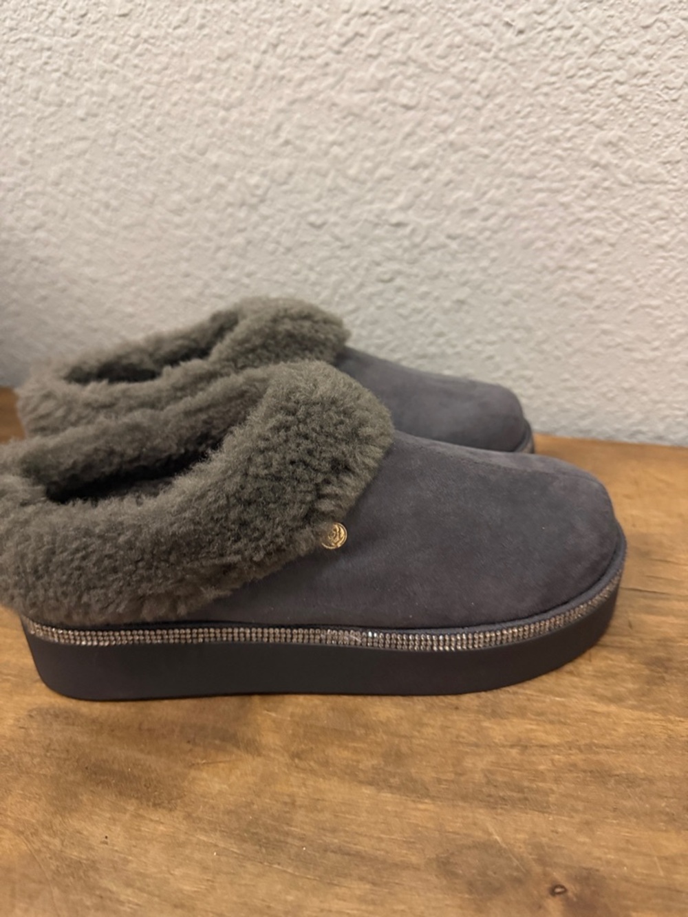 JOY Gray Faux Suede Shearling Lined Clog Slippers size 5 - Picture 2 of 6